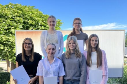 OptimaMed Aspach bedankt sich bei Ferialpraktikantinnen