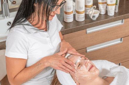 OptimaMed Aspach: Angebot des Monats - Gesichtsmassage